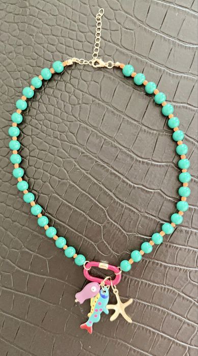 Colar de missangas coloridas com pendentes e argola metalicos