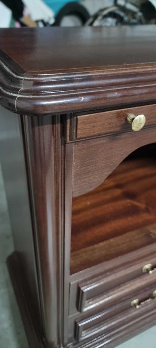 Mesa de Cabeceira Clássica em Madeira com tampo extensível
