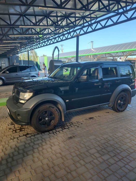 Ексклюзивний автомобіль Dodge Nitro у гарному