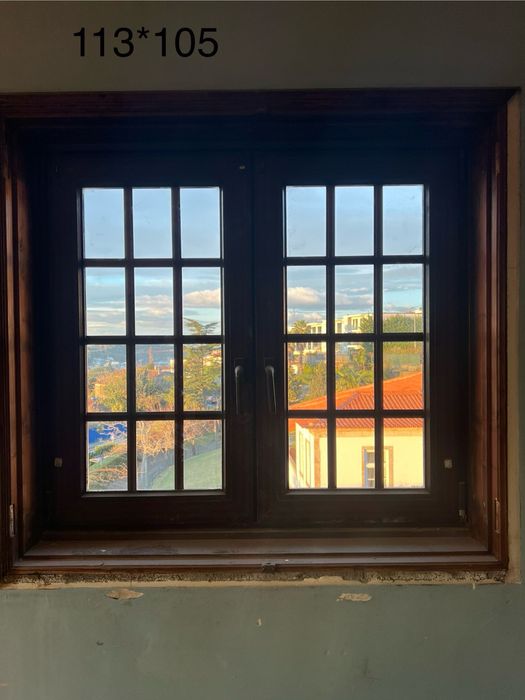 Conjunto de janelas e portas em PVC REHAU – castanho madeira