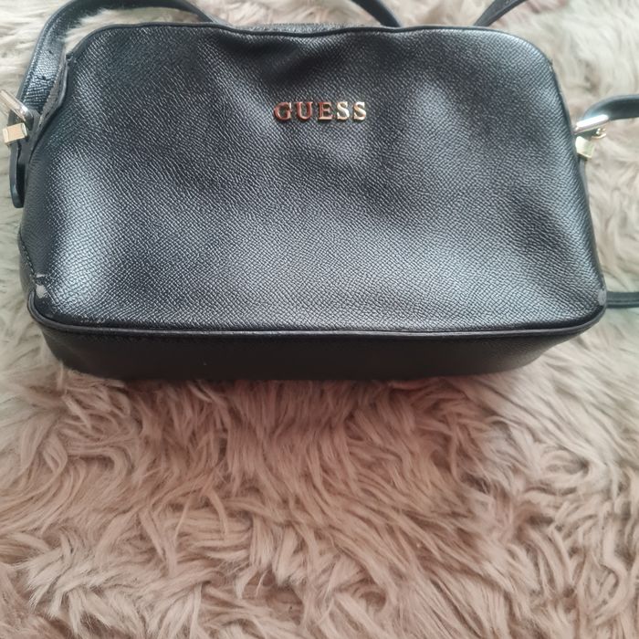Guess mała czarna torebka listonoszka 21x14 cm złote elementy ale posi