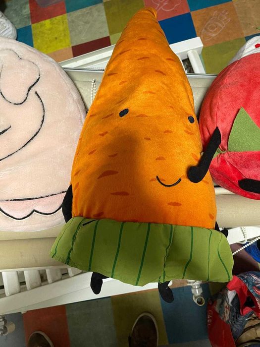 Diversos peluches e almofadas infantis