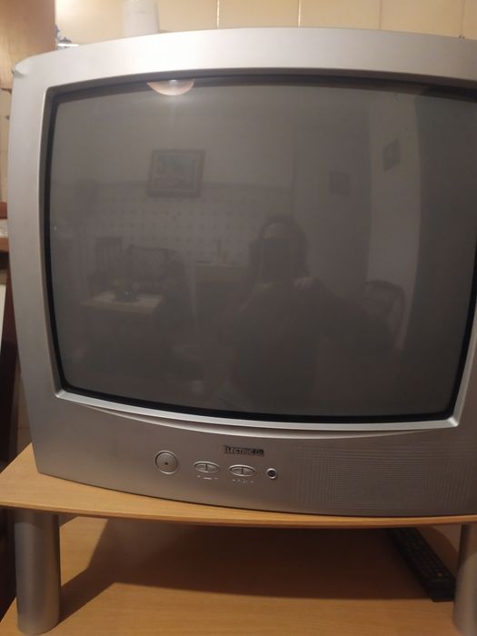 TV com móvel 60 euros   TV só 50 euros.