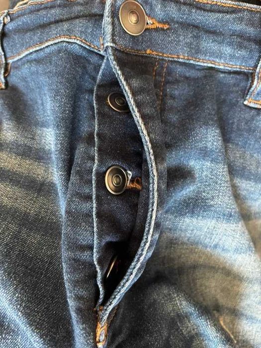 Spodnie jeans z dziurami 34
Spodnie jeans z dziurami 34
