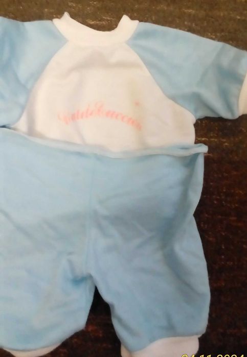 Peluche para brincar e guardar o pijama azul e branco.