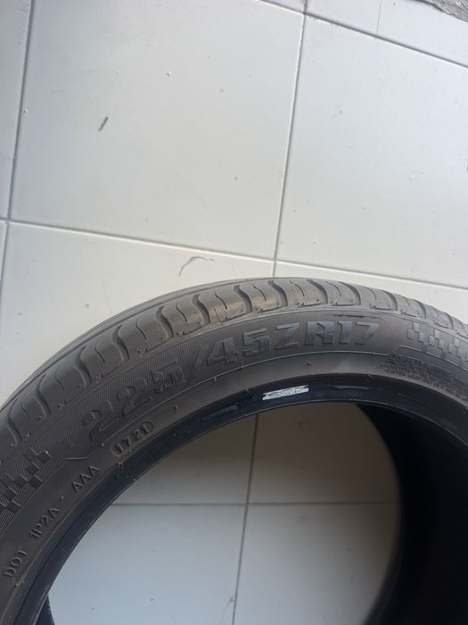 Pneu royal black 225/45/17
