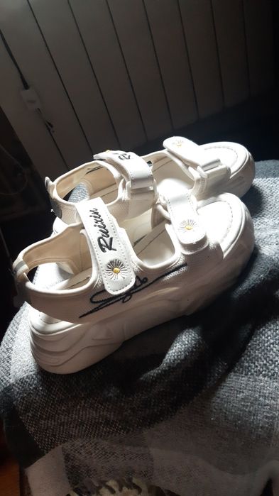 Белые  босоножки