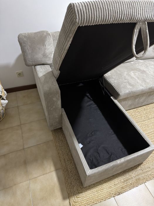 Sofa com arrumacao e tambem com opcao de cama , esta novo