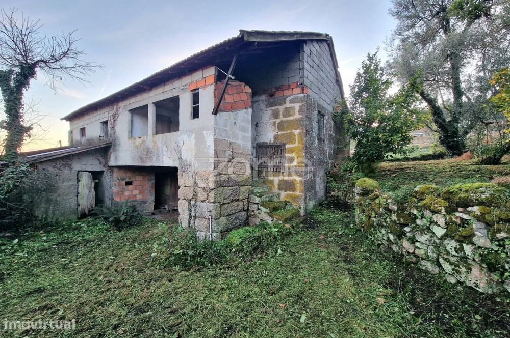 Moradia em pedra para reabilitação – Ourilhe, Celorico de Basto