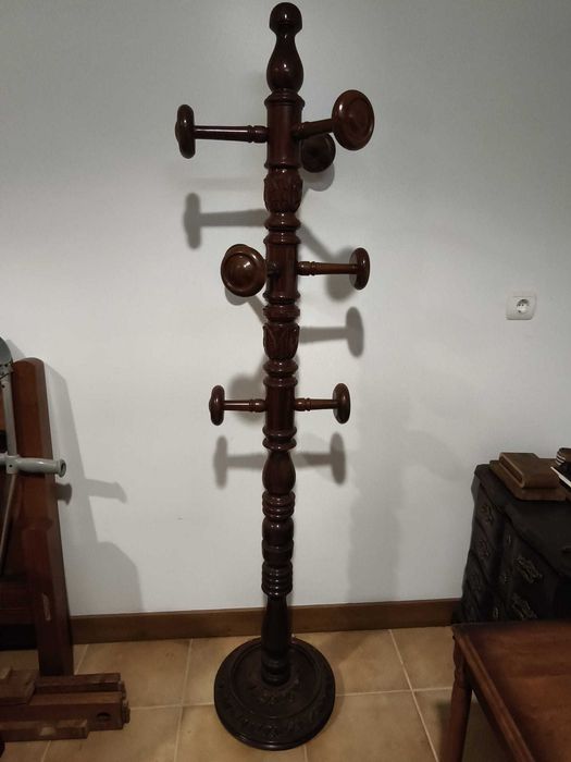 Cabide de Pé em Madeira Maciça Torneada – Estilo Clássico