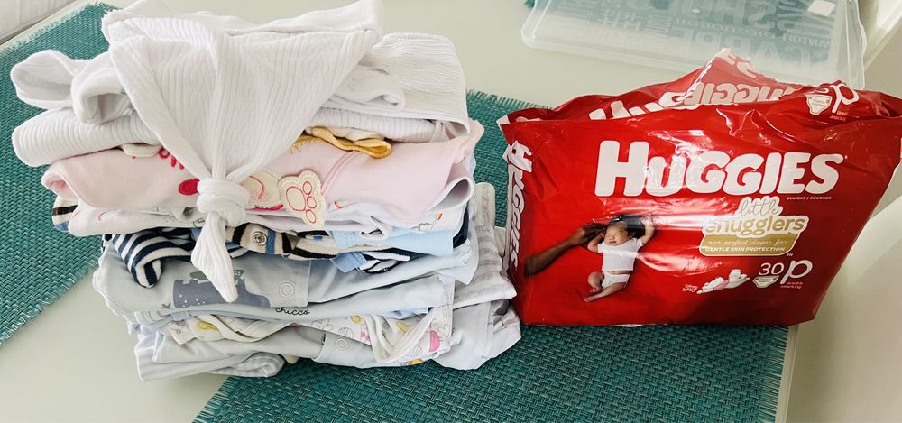 Підгузки Huggies  + речі для новонародженого. В пологовий.
