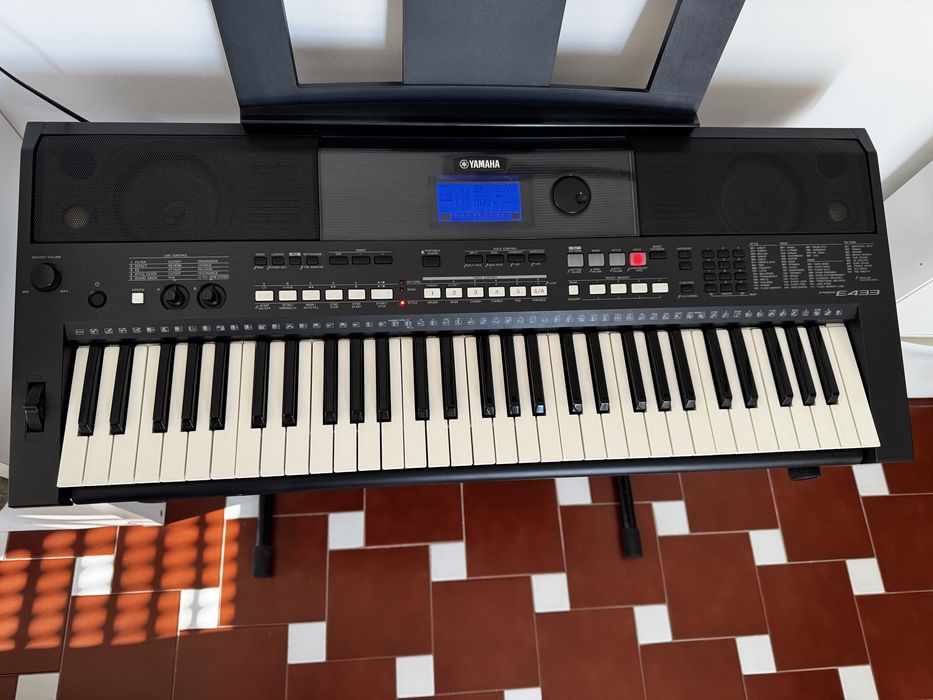 Teclado Yamaha PSR E 433 com suporte