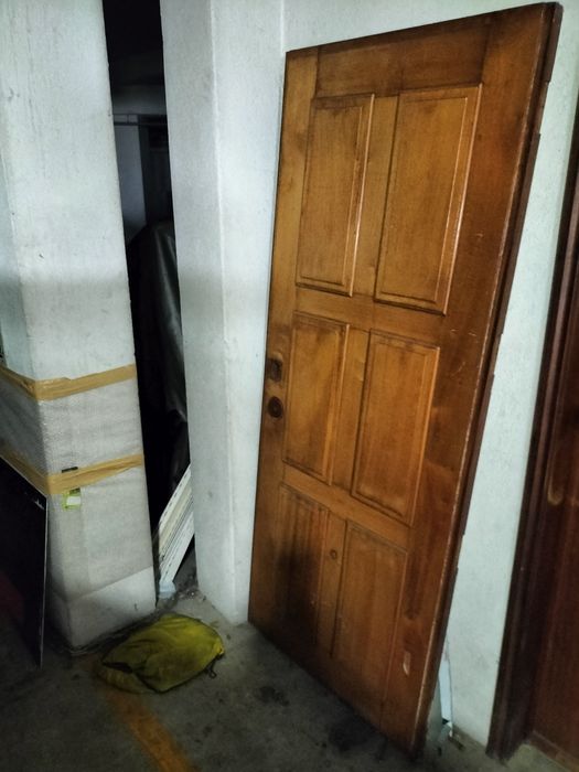 Porta de madeira maciça barata