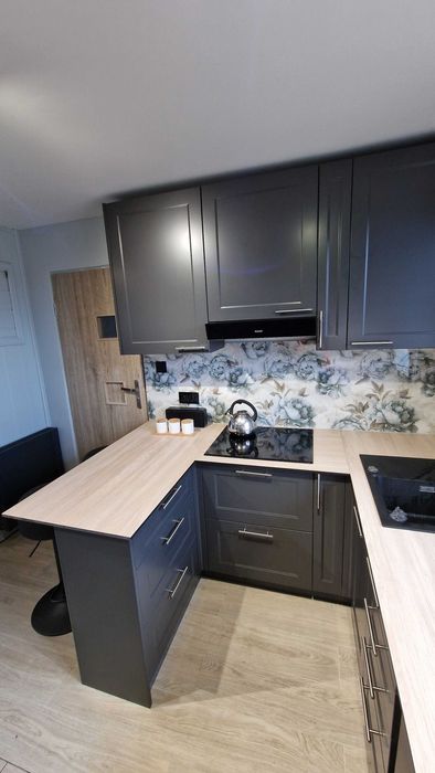 Szafy i garderoby na wymiar 5 lat doświadczenia LED i montaż