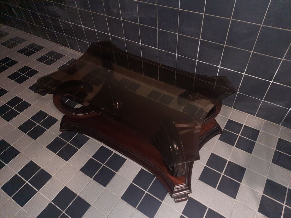 Duas mesas em madeira castanho