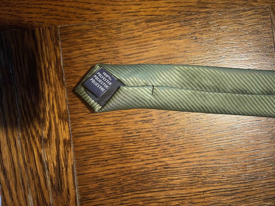 Zielony krawat w prążki