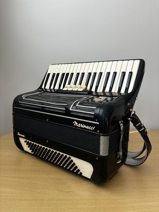 Akordeon Marinucci Recanati z paskiem.