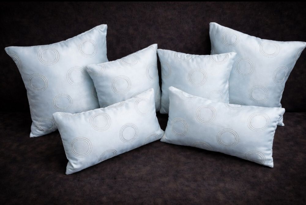 Набір декоративних подушок.