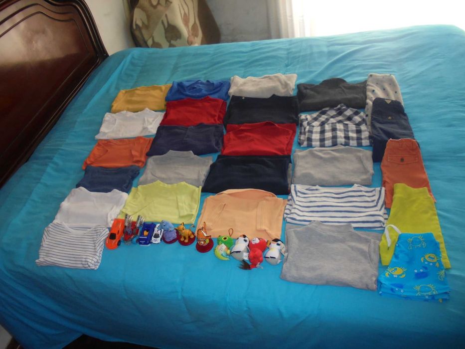 lote de roupa de menino vários brinquedos