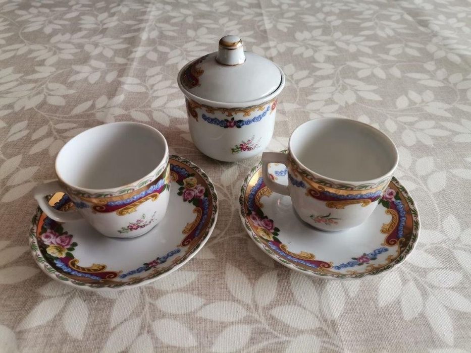 2 chávenas de chá com açucareiro