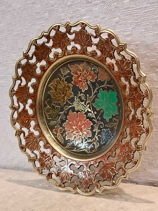 Бронзовая красивая ваза, для украшений - латунь, эмаль.
