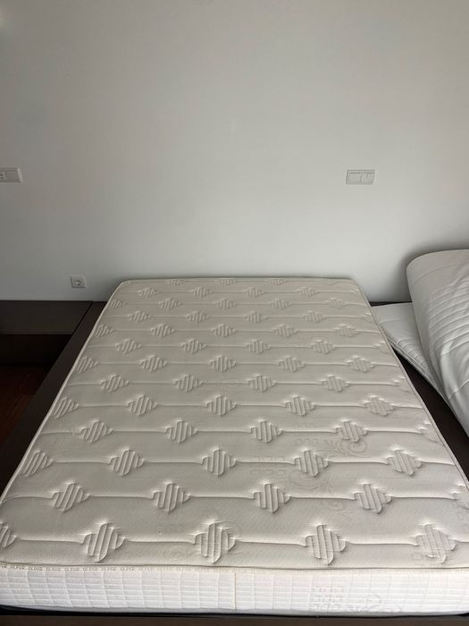 Cama em wengue, colchão e sobre colchão