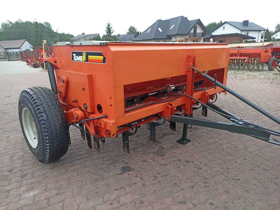 Siewnik zɓozowy z podsiewaczem nawozu. Dwu komorowy.2.5.m