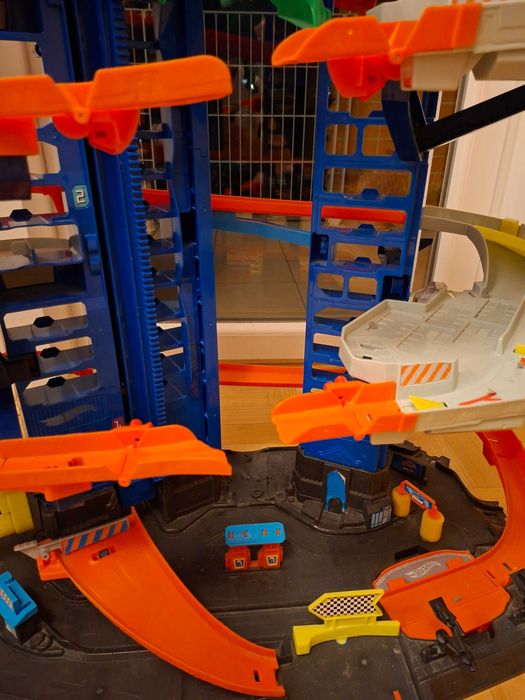 Hot Wheels mega garaż T-Rexa + samochodziki