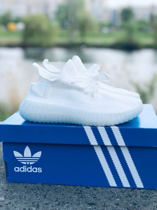 Женские белые изики мягкие удобные стильные Adidas Yeezy Boost 350