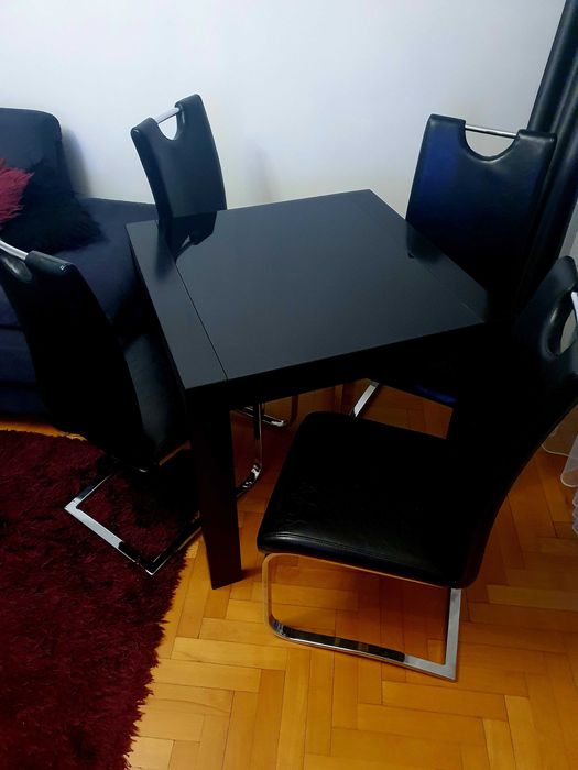 Czarny stół rozkładany 80cm ( rozkładany do 120cm)x 80cm.
