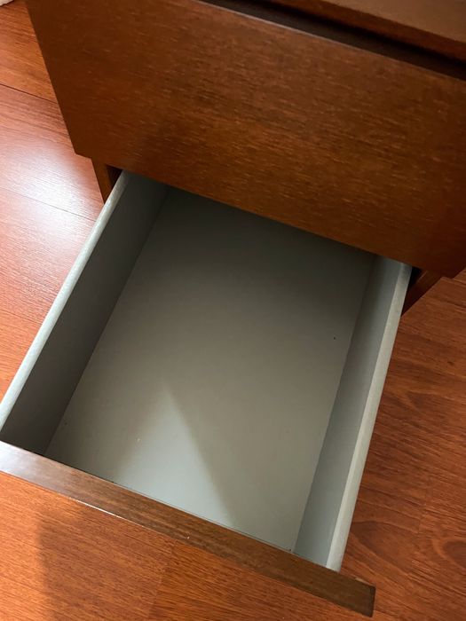 Mesa de Cabeceira Compacta e Funcional - Ótimo Estado!