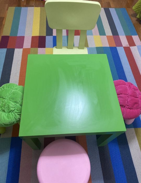 Brinquedos crianca, mesa , bancos , cadeira e roupa