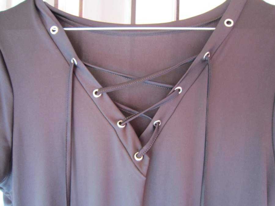 Blusa Preta - Decote em V - Com Atacadores - Mulher
