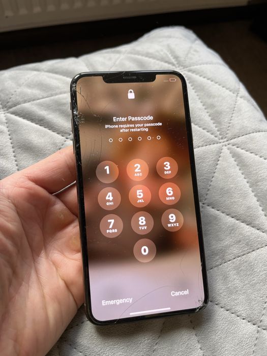 Apple iPhone xs Max заблокований iCloud