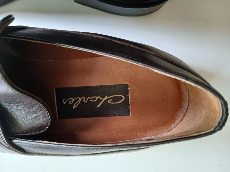 Sapatos de pele Charles novos