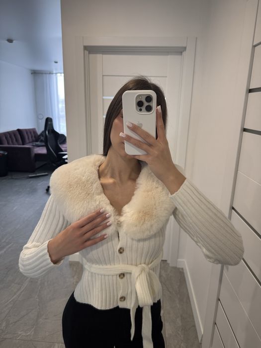 Кофтинка з пухнастим комірцем