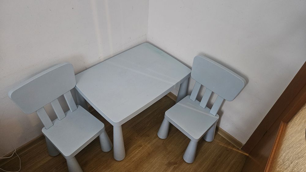Stolik z krzesełkami dla dzieci Ikea