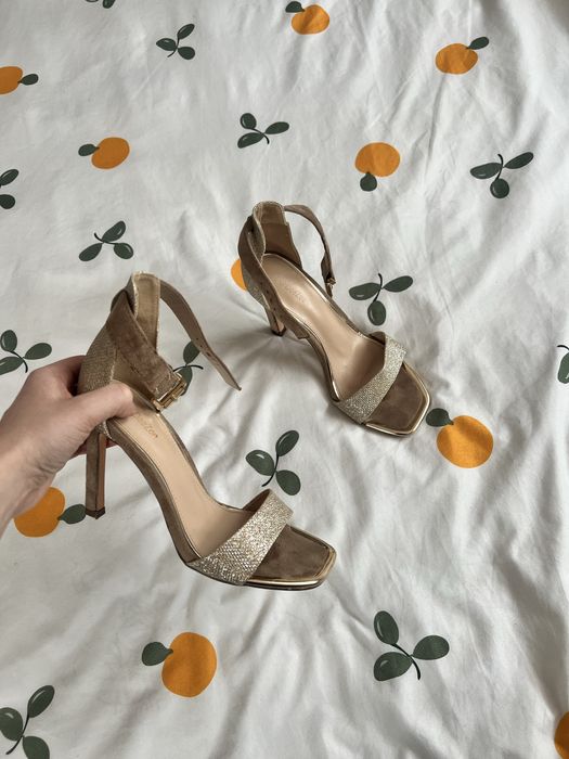Złote sandały na szpilce DeeZee