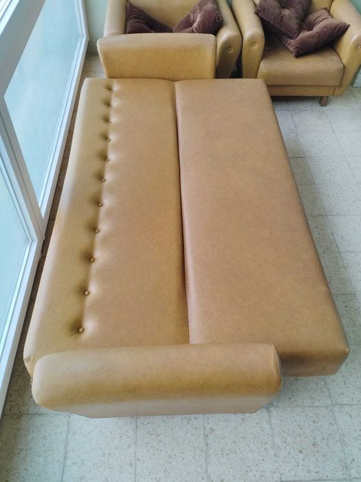 Sofá-cama 3 lugares estilo vintage / mid century em napa caramelo