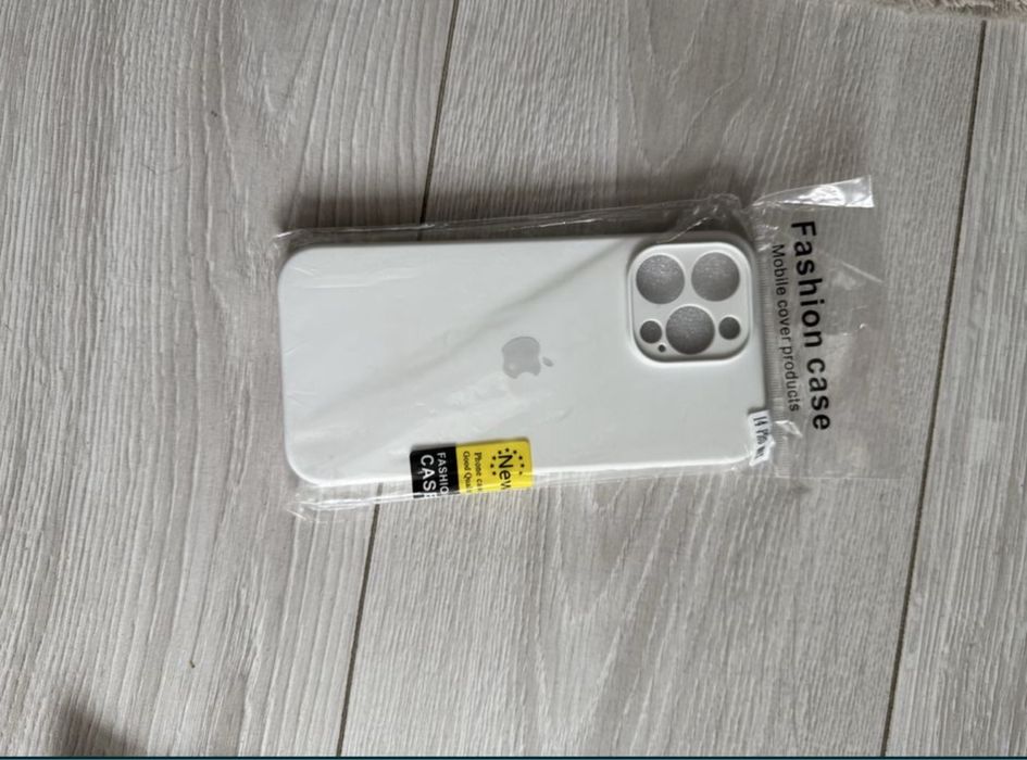 Продам оригінальний чехол на телефон та загартоване скло.