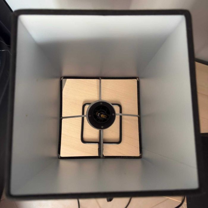 2 candeeiros de mesa pretos