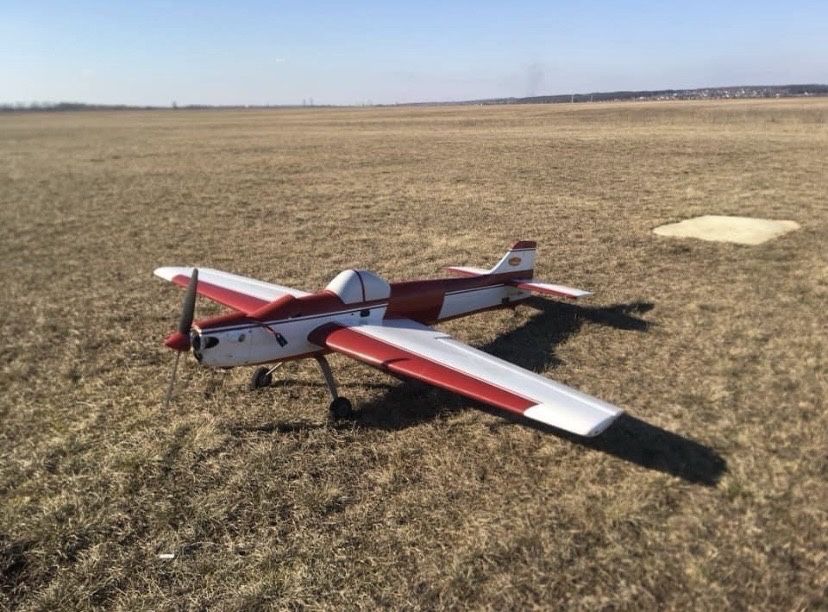Літак  композитний 2м вага 6 кг двс або  електро