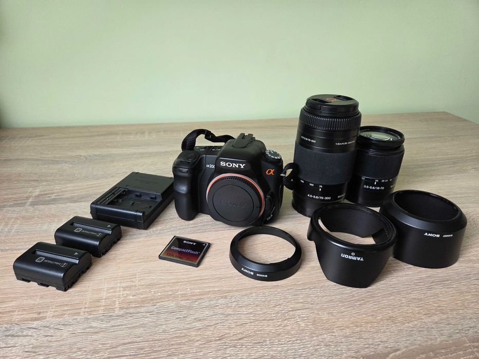 Sony Alpha 200 (DSLR-A200) z dwoma obiektywami 28-70, 75-300 torbą i akcesoriami