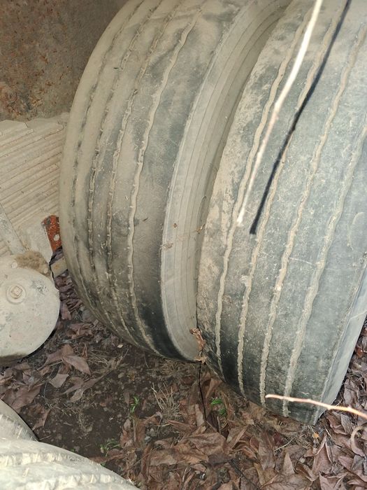 Прицеп на ходу на бескамерных дисках .Девять дисков.Подходят камаз .