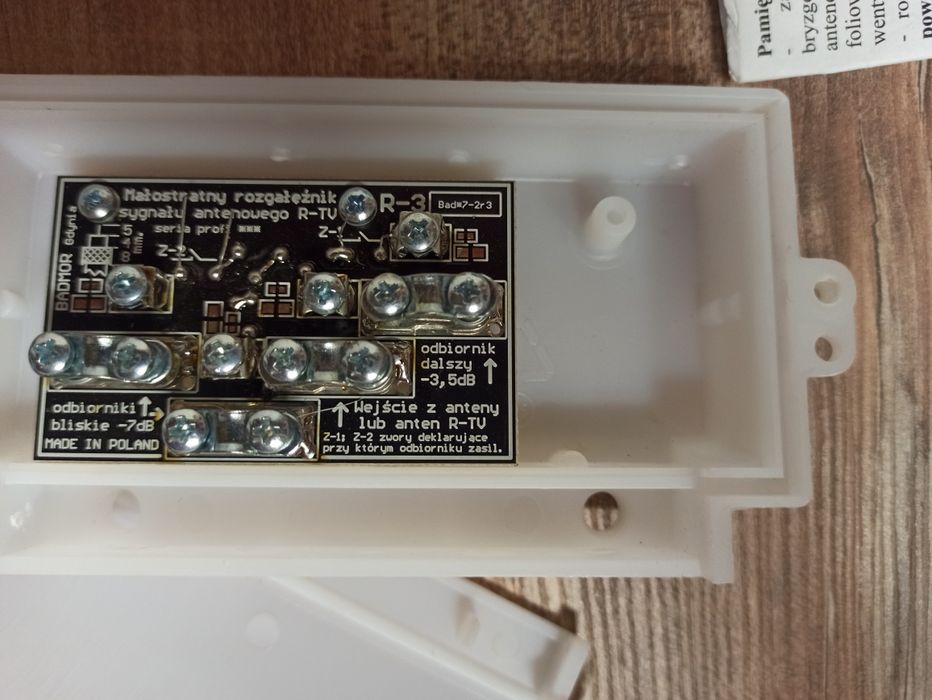 Zestaw antenowy: rozgałęźniki BADMOR + combiner SLx COMB-OUT-2 – TV/FM