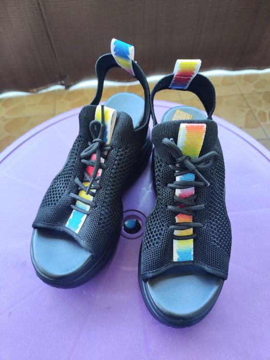 Sandały na koturnie