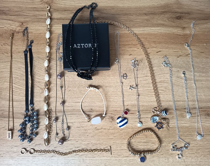 Zestaw biżuterii 17 sztuk łańcuszki, bransoletki, zestawy