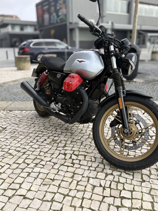 Moto Guzzi v7 stone