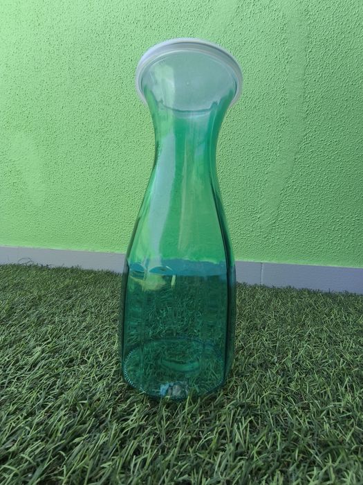 Garrafa em vidro com tampa plástica