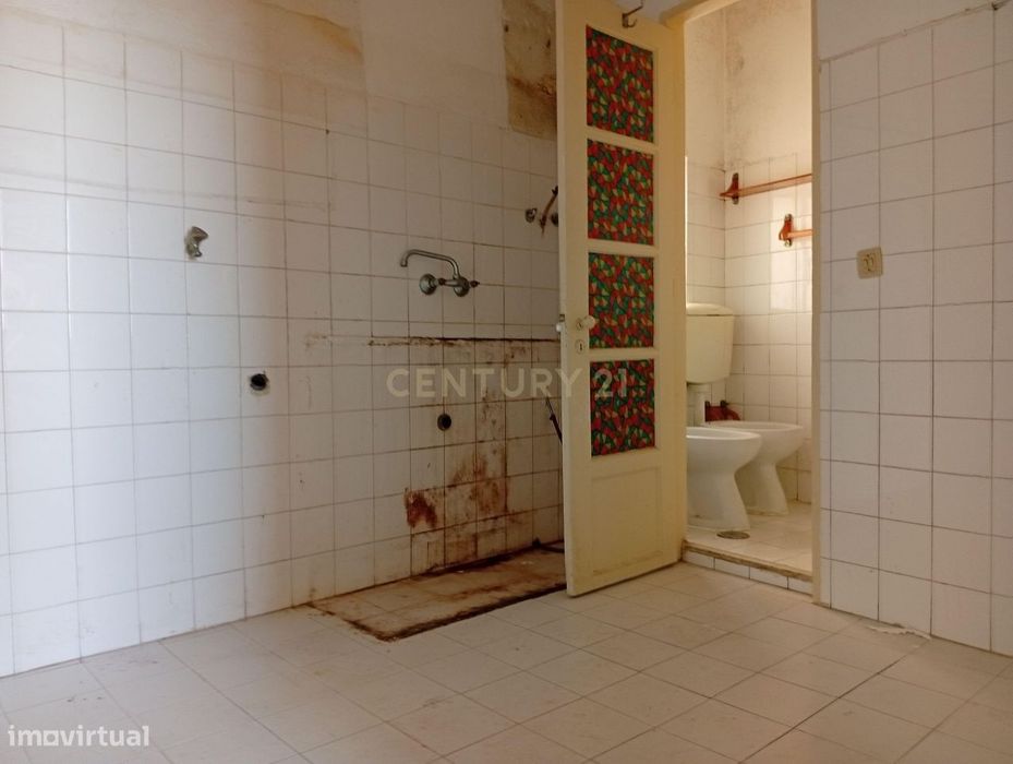 Apartamento para remodelação total situado na zona oriental (a 10m a p